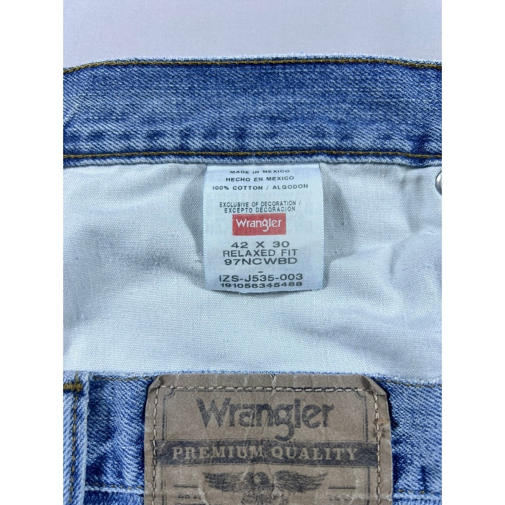 Wrangler Premium Quality Relaxed Fit Blue Jeans Men's 42x30 Light Wash - Picture 4 of 16